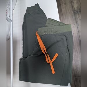 Figs scrub set - Moss. Zamora joggers M/P and Catarina top M